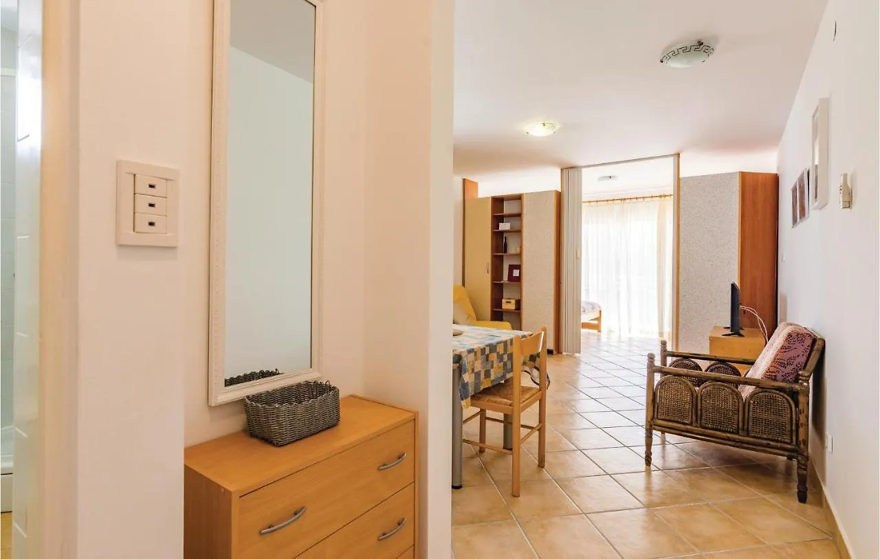 Amazing Apartment In Stinjan With Wifi